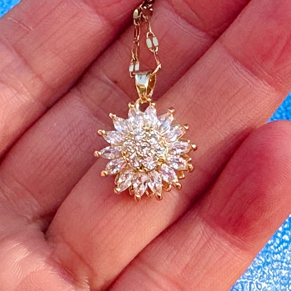 Spinning four leaf clover necklace - Picture 7 of 8